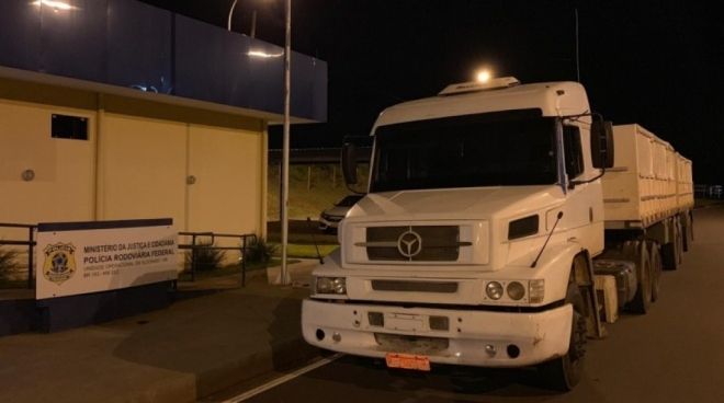 Motorista é preso por transportar 36 toneladas de bateria de forma clandestina