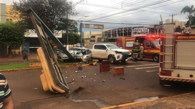 Veículos derrubam semáforo em acidente com vítima nas ferragens