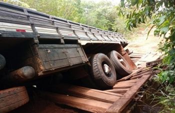 Caminhão quebra ponte ao passar com produção e 16 fazendas ficam prejudicadas em MS