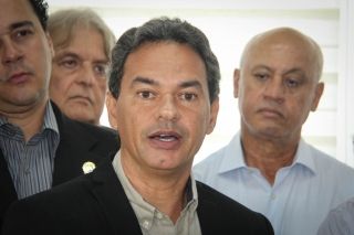 Marquinhos e Azambuja realizam assinatura de R$169 milhões para a Capital