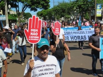 Protesto reuniu centenas no centro de Dourados
