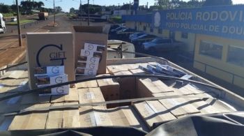 PRF flagra carreta com 45 mil pacotes de cigarro contrabandeado