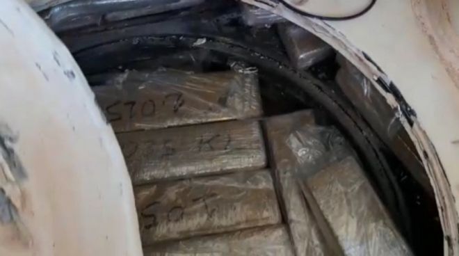 Homem é preso transportando 59 kg de maconha em fundo falso do carro