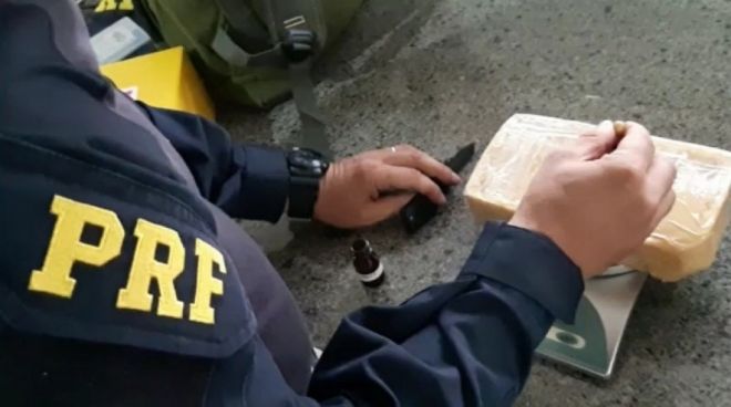 PRF prende passageiro de táxi com pasta base de cocaína