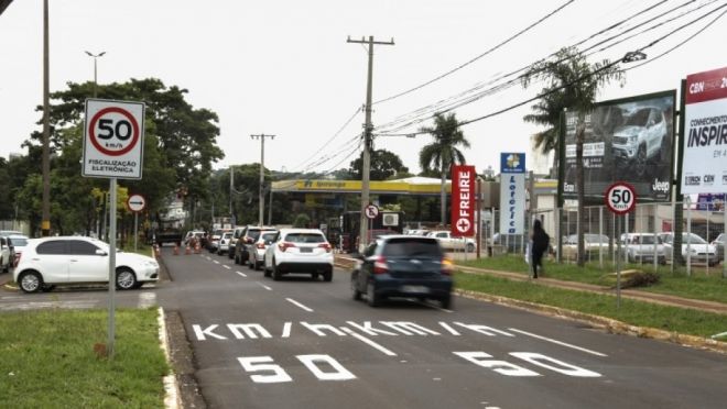 Instala&ccedil;&atilde;o de faixas com limite de velocidade refor&ccedil;am sinaliza&ccedil;&atilde;o nas ruas