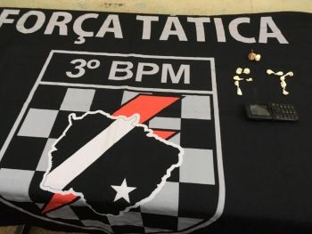 Polícia prende casal por tráfico após mulher tentar esconder droga na boca