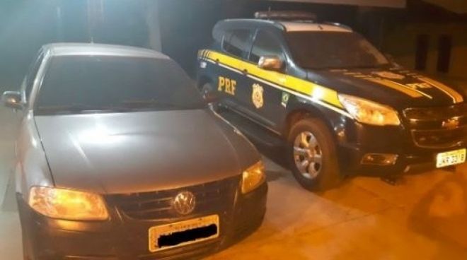 PRF recupera veículo roubado em Uberlândia