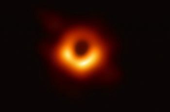 Astrônomos registraram a primeira imagem de um buraco negro localizado longe da Terra