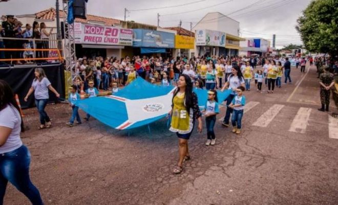 Coxim reúne mais de 5 mil pessoas em desfile de aniversário