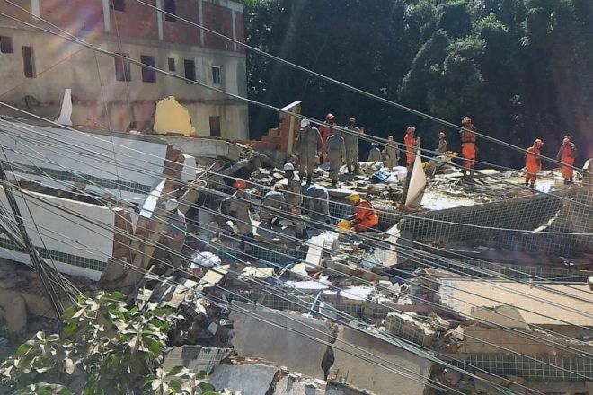 Dois prédios desabam no RJ e duas pessoas morrem soterradas