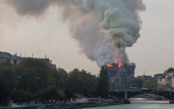 Catedral de Notre-Dame é atingida por fogo em Paris