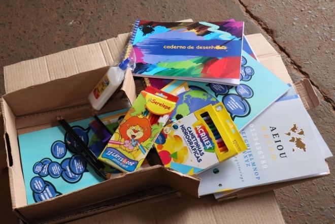 Kits escolares chegam e prefeitura deve iniciar a entrega aos alunos