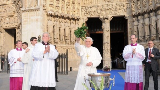 Após incêndio em Notre Dame, Vaticano recorda visita de Papas a Catedral
