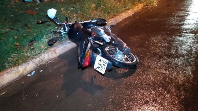 Homem morre ao bater moto em carreta parada