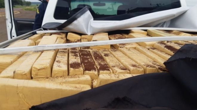 PRF apreende quase 1,5 tonelada de maconha após perseguição