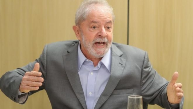 Ex-presidente Lula realiza pronunciamento antes de conceder entrevista à dois jornais