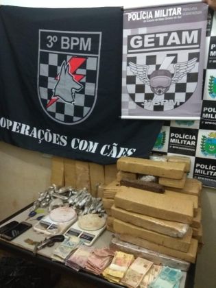 PM recebe denúncia e prende traficante de drogas e foragido da justiça