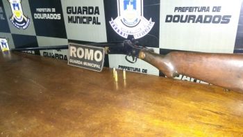 Homem é preso com espingarda em sua casa