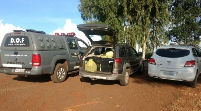 Carro rompe barreira policial com mais de meia tonelada de maconha