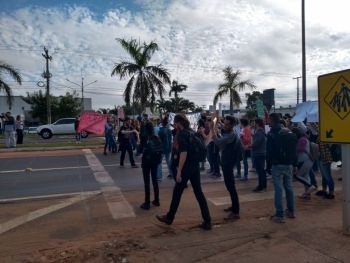 UFMS de Três Lagoas protesta nesta manhã