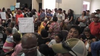 Famílias de assentados na BR 262 protestam na Casa de Leis