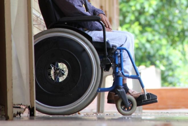 Foto ilustrativa de cadeira de rodas, cadeirante, idoso