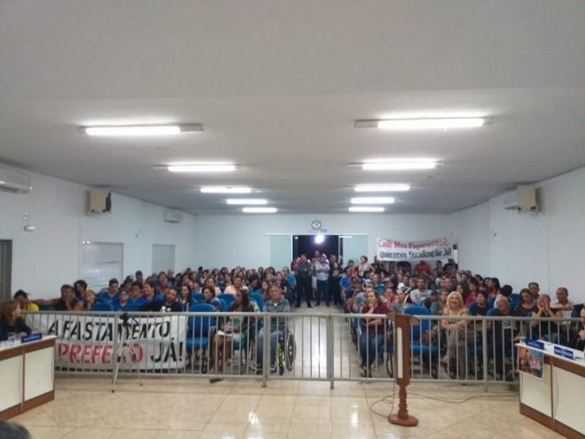 Protesto na Câmara Municipal de Coxim pede o afastamento do prefeito Aluizio São José