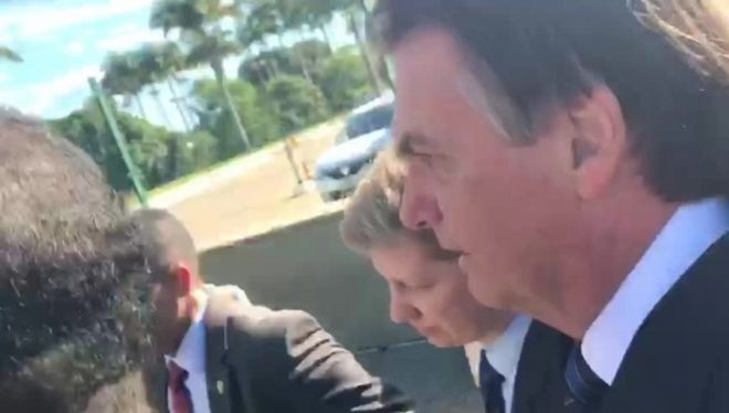 Bolsonaro vai a pé até a Câmara dos Deputados para homenagear Carlos Alberto de Nóbrega