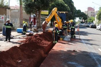 Substituição de rede de água é realizada na Rua Pernambuco