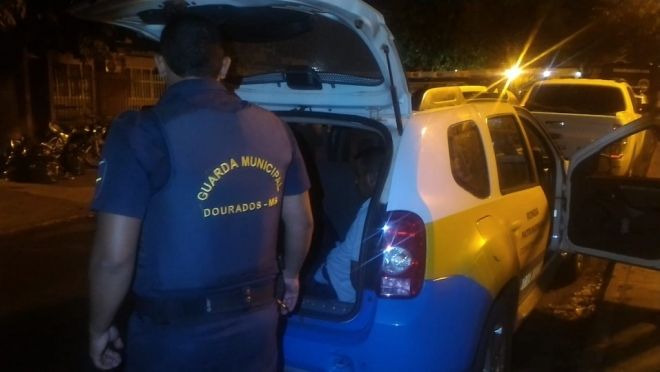 Ex-marido tenta esfaquear mulher, foge, mas é detido pela Guarda Municipal
