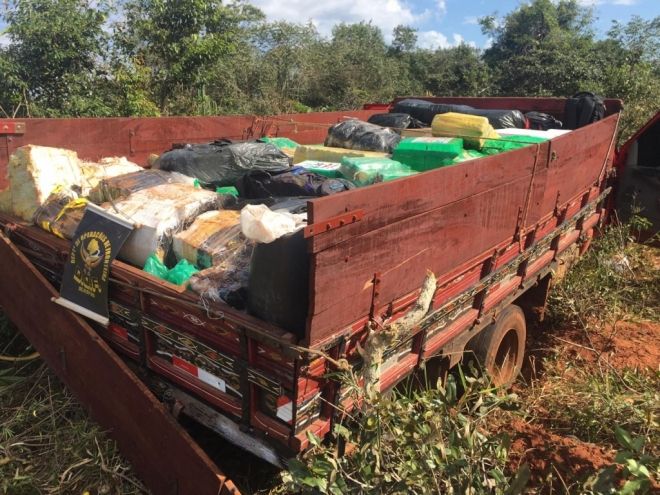 Ford F-4000 é abandonada com quatro toneladas de droga 
