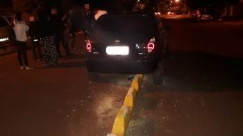 Motorista embriagado “encavala" veículo no canteiro central e vai preso