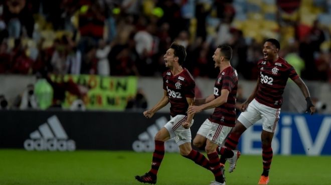 Corinthians pressiona, mas Flamengo marca no fim e avança na Copa do Brasil