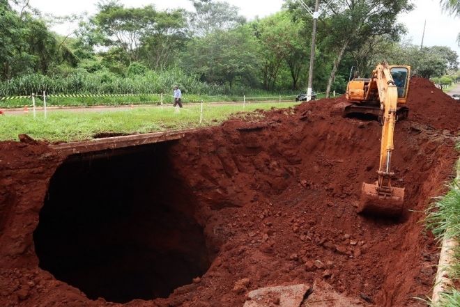 Prefeitura contrata empresa para resolver buraco em avenida por R$ 496 mil