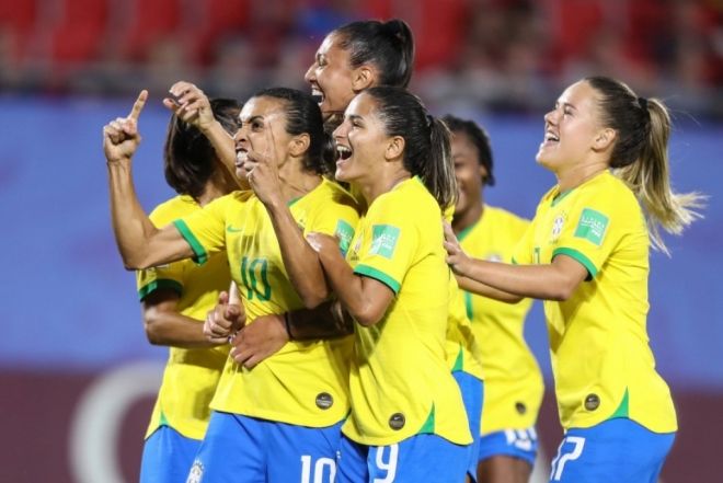 Marta faz gol histórico e Brasil avança na Copa do Mundo