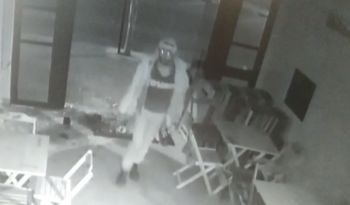 Câmeras registram ação de ladrão durante roubo no centro