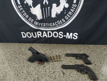 Polícia prende dois após roubo de arma de fogo em loja de celulares
