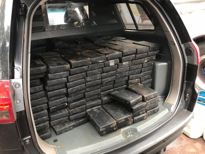 PF apreende 250 kg em tanque de carreta carregada com milho