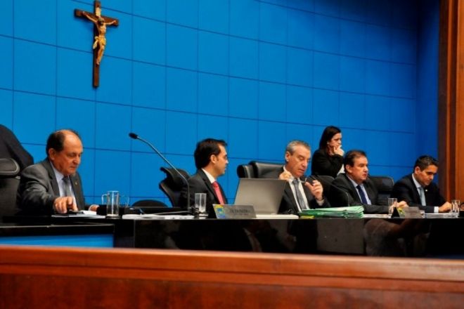 Deputados convocam sess&atilde;o extraordin&aacute;ria e aprovam LDO