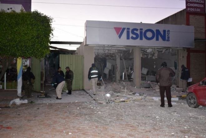 Cerca de 50 bandidos explodem banco no Paraguai 