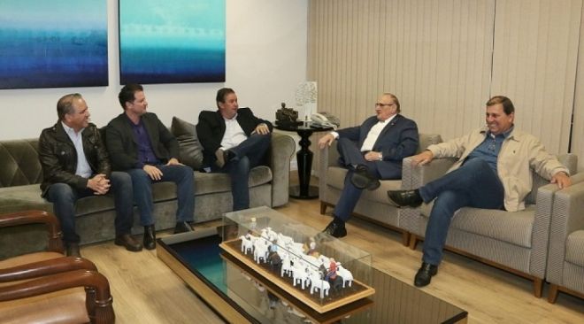 Governador em exerc&iacute;cio Paschoal Carmello Leandro recebe autoridades do Estado