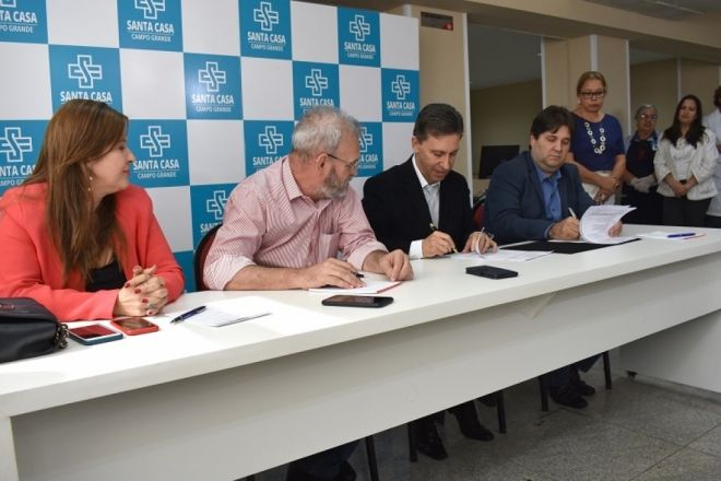 Santa Casa e Sesau assinam documento que viabiliza repasses à Unidade do Trauma