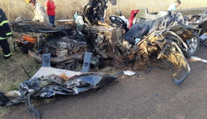 Acidente entre caminhonete e carreta na BR-262 deixa dois mortos