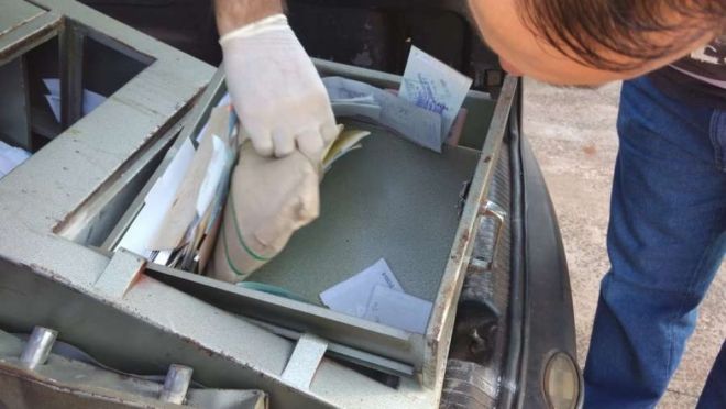 Polícia encontra carro roubado com cofre