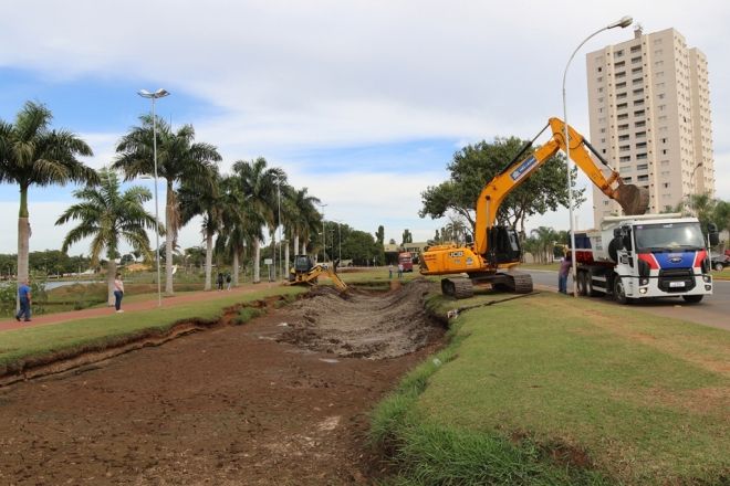Prefeitura realiza limpeza de bacia de contenção da Lagoa Maior
