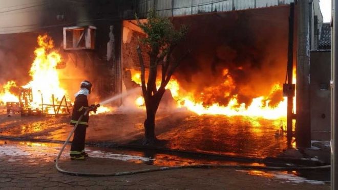 Incêndio destrói depósito em Nova Andradina