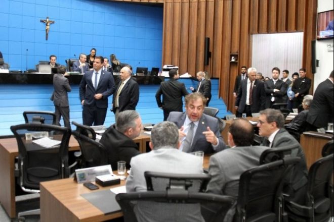 Deputados discutem sete projetos de lei na Ordem do Dia 