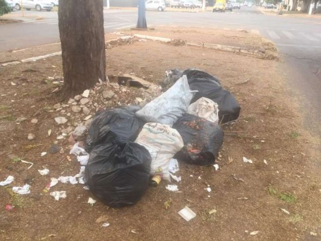 Por atraso de salário, funcionários suspendem a coleta de lixo 