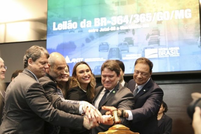 Ministro comemora sucesso do leilão da BR 364/365, que ligam Minas Gerais e Goiás
