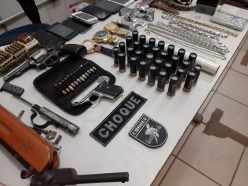 Além de drogas, traficante é preso com armas e munições
